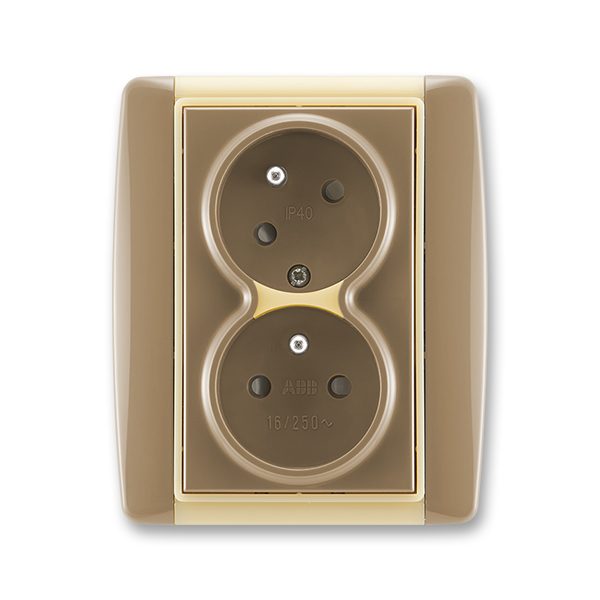 5513E-C02357 25  Zásuvka dvojnásobná s ochrannými kolíky, s clonkami, s natočenou dutinou, kávová / ledová opálová